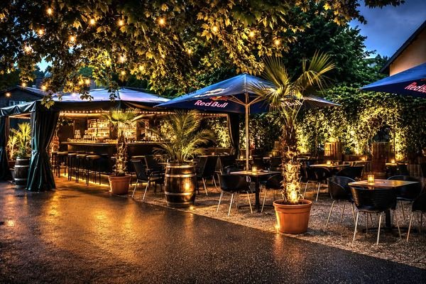 Gastgarten am Abend